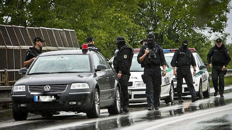 Polícia po páchateľovi intenzívne pátra.