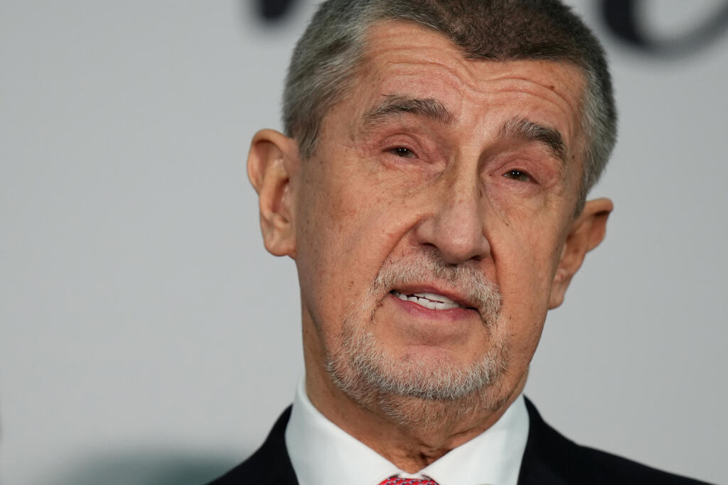 WA 79 Praha - Kandidát na českého prezidenta Andrej Babiš komentuje výsledok prvého kola prezidentských volieb na tlačovej konferencii v Prahe v sobotu 14. januára 2023. Babiš sa podľa predbežných výsledkov umiestnil na druhom mieste. Po sčítaní vyše 99 percent hlasov zvíťazil Petr Pavel, ktorý získal zatiaľ 35,26 percenta hlasov. Obaja politici sa stretnú o dva týždne v 2. kole prezidentských volieb. FOTO TASR/AP 


Presidential candidate Andrej Babis addresses media after the preliminary resul
