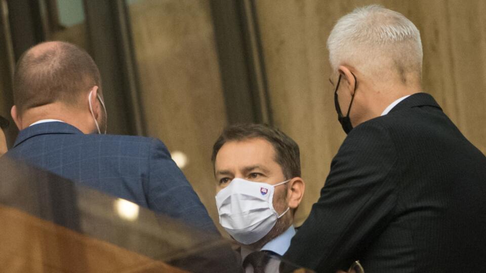 Na snímke uprostred premiér SR Igor Matovič, vľavo minister obrany SR Jaroslav Naď a vpravo minister zahraničných vecí a európskych záležitostí SR Ivan Korčok