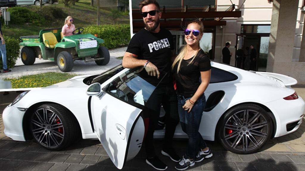 Dominika sa vozí naozaj štýlovo. V jej garáži nájdete aj biele Porsche 911 Turbo, ktoré s obľubou rada prevetráva.
