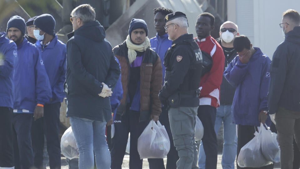 JB 27 Šenjin - Migranti nasledujú úradníkov po tom, ako Taliansko poslalo do Albánska ďalších 49 ľudí, po ich príchode talianskym vojenským plavidlom v prístave Šenjin na severozápade Albánska 28. januára 2025, kde sa nachádzajú prijímacie centrá pre migrantov. Taliansko v nedeľu obnovilo prevoz migrantov do svojich kontroverzných centier v Albánsku. Predošlé pokusy umiestniť ich do tamojších centier počas spracovania žiadostí o azyl narazili na právne prekážky, informuje TASR podľa agentúry AFP