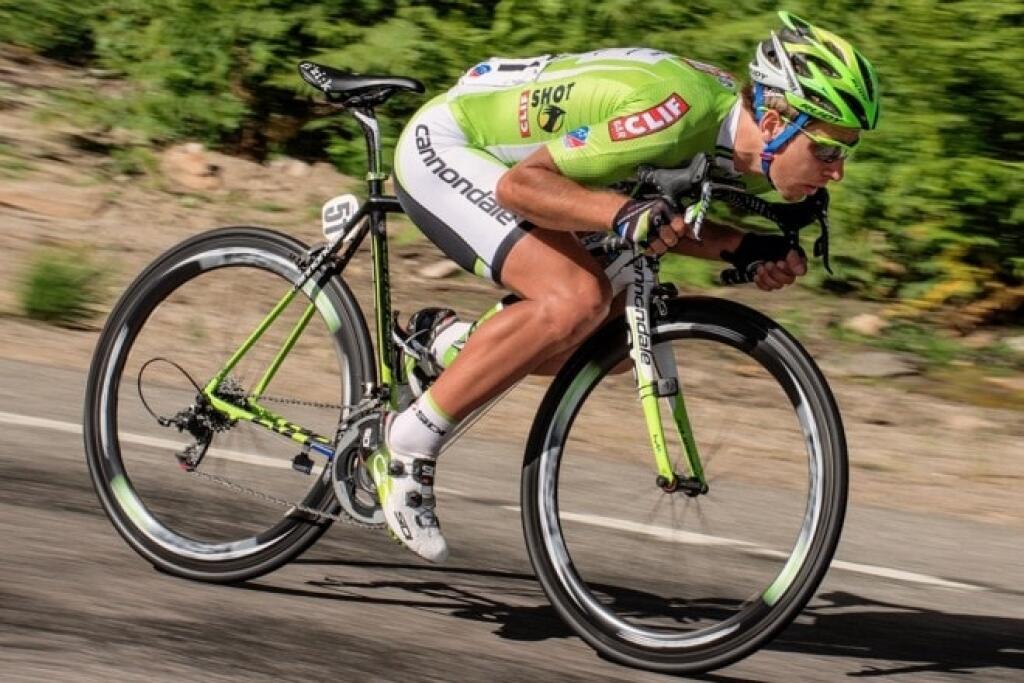Trojnásobný majster sveta patrí medzi najlepších cyklistov v zjazdoch na svete. Ťaží najmä z toho, že si vie dobre sadnúť na rám bicykla a má tak lepšie aerodynamiku. Šéfovia svetovej cyklistiky to najnovšie zakázali.