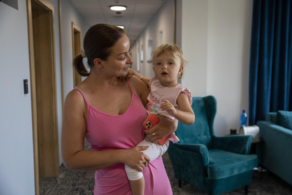 Na snímke sú Veronika Nízlová a Daniela Nízlová na zahájení letnej sezóny na termálnom kúpalisku Bešeňová.