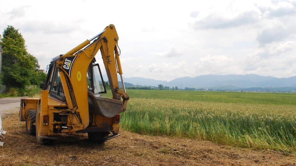 kolesový bager pôda príroda životné prostredie budúci priemyselný park lokalita CTPark stavebný pozemok český investor developer developerská spoločnosť CTP Invest vlastník komplexné služby prenájom logistika priemyselné parky výstavba stavby
