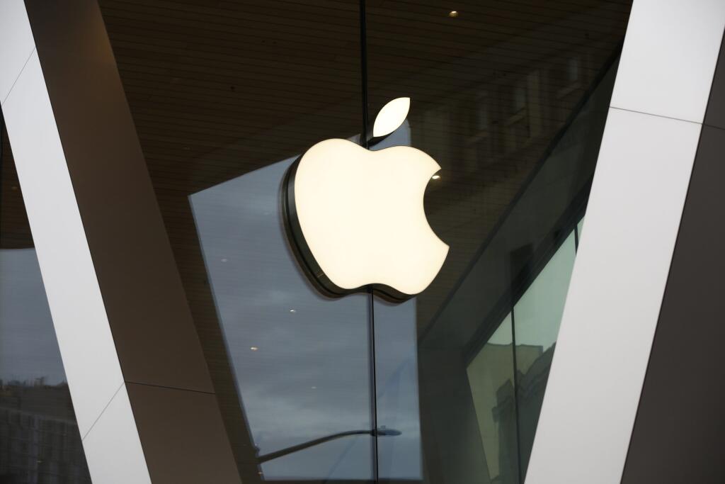 PK 17 archív New York - Na archívnej snímke zo 14. marca 2020 logo firmy Apple visí na obchode v New Yorku. Apple zaznamenal v uplynulom 1. štvrťroku finančného roka 2021/2022 rekordné tržby, ktoré prekonali odhady Wall Street, rovnako ako jeho zisk. A to aj napriek globálnemu nedostatku čipov, ktorý zasiahol firmy na celom svete. FOTO TASR/AP

FILE - In this Saturday, March 14, 2020, file photo, an Apple logo adorns the facade of the downtown Brooklyn Apple store in New York. Apple shook off su
