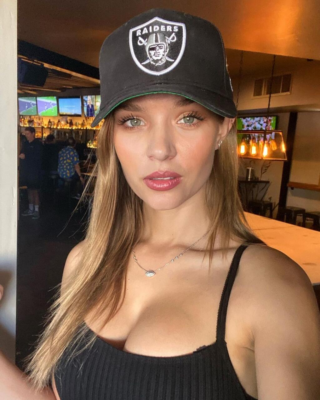 Josephine Skriver rada provokuje vo farbách a s logom tímu Raiders.