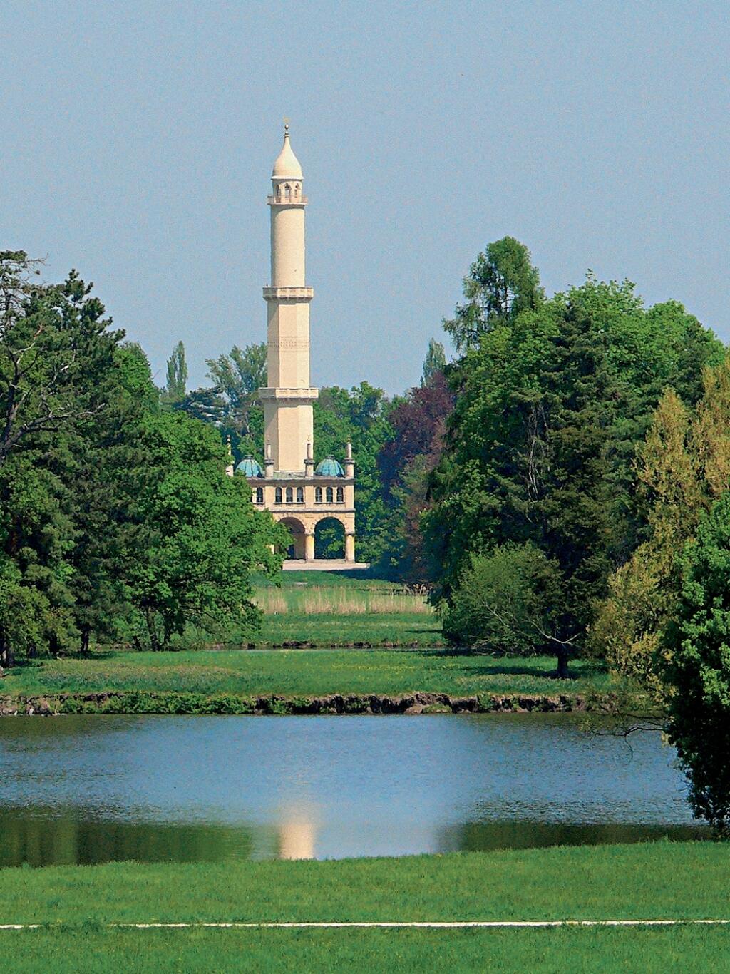 Morava, zámok Lednice, areál, dovolenka, turistika, oddych, kultúra, minaret, jazierko, voda, park
foto: Albert Kocúr
uverejnené: Šarm 21/2010
pôvodný súbor:04minaret.eps