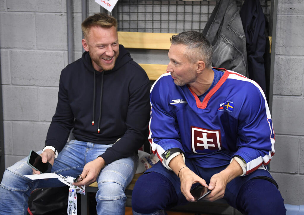 V exhibičnom zápase legiend zvíťazili hokejisti Slovenska nad Švédskom 11:7. Stretnutie v košickej Steel aréne bolo súčasťou osláv 90. rokov slovenského hokeja, pričom na ľade sa predstavilo viacero hráčov z pamätných MS 2002, na ktorých Slovensko získalo titul majstra sveta.