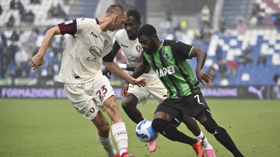 Slovenský futbalový obranca v drese Salernitany Norbert Gyömbér (vľavo) a hráč Sassuola Jeremie Boga bojujú o loptu v zápase 6. kola talianskej Serie A Sassuolo Calcio – US Salernitana v meste Reggio Emilia v nedeľu 26. septembra 2021.