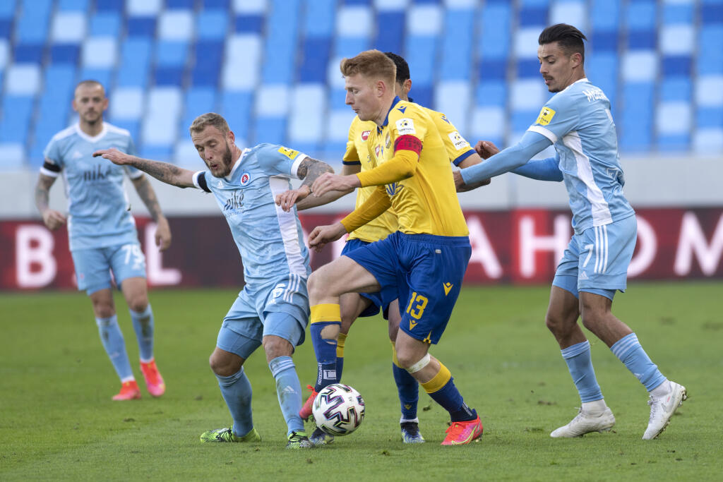 Na snímke sprava Moha (Slovan), Zsolt Kalmár (DAC), Joeri De Kamps a Vladimír Weiss ml. (obaja Slovan) počas 22. kola Fortuna ligy ŠK Slovan Bratislava – FC DAC 1904 Dunajská Streda 6. marca 2021 v Bratislave. FOTO TASR - Pavel Neubauer