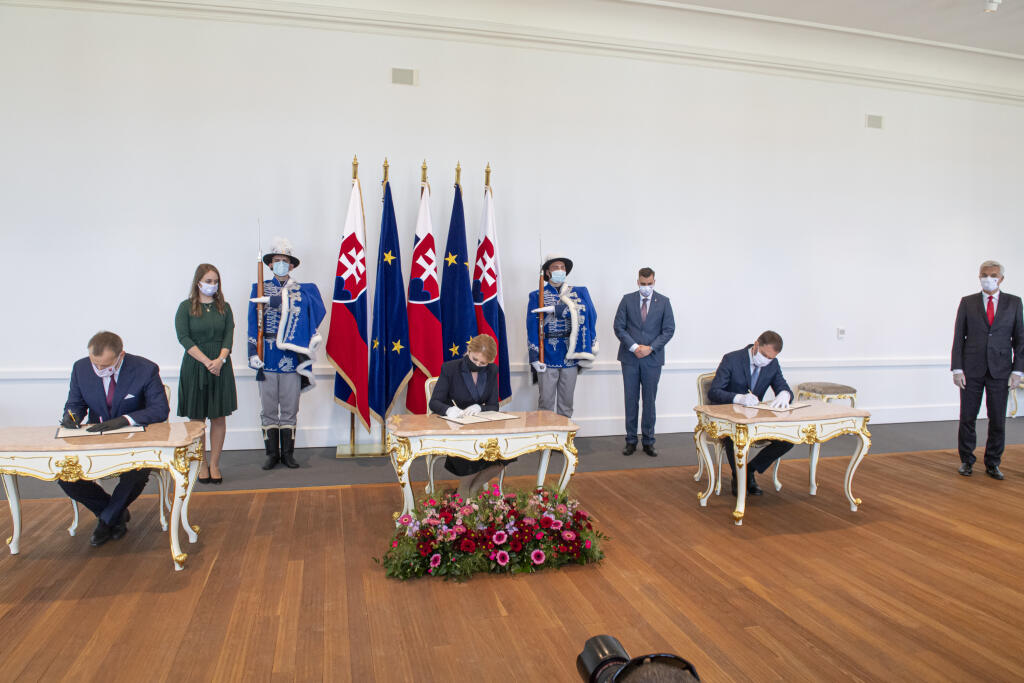 Slávnostné podpísanie Deklarácie o zahranično-politickom smerovaní SR najvyššími ústavnými činiteľmi SR. Na snímke zľava predseda NR SR Boris Kollár, prezidentka SR Zuzana Čaputová, predseda vlády SR Igor Matovič a minister zahraničných vecí a európskych záležitostí SR Ivan Korčok. Bratislava, 9. mája 2020. FOTO TASR - Michal Svítok