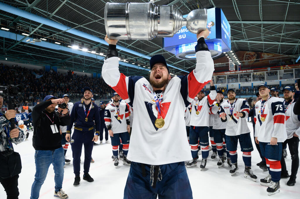 Hokejisti Slovana Bratislava zvíťazili v šiestom zápase finále Kaufland play off Tipos extraligy 2021/2022 a získali titul majstra SR. V nedeľu 1. mája 2022 triumfovali na ľade HK Nitra 5:2 a celú sériu vyhrali 4:2 na zápasy. Na snímke zdvíha majstrovský pohár nad hlavu Tomáš Zigo.
FOTO TASR - Henrich Mišovič