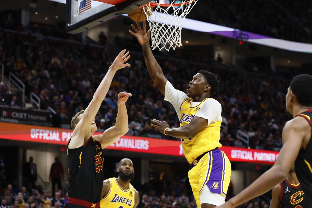 JB 5 Cleveland - Hráč Los Angeles Lakers Stanley Johnson (uprostred vpravo) strieľa na kôš cez Lauriho Markkanena (vľavo) z Clevelandu Cavaliers v basketbalovom zápase zámorskej NBA v Clevelande 21. marca 2022. FOTO TASR/AP
Los Angeles Lakers' Stanley Johnson, center right, shoots against Cleveland Cavaliers' Lauri Markkanen, left, during the second half of an NBA basketball game, Monday, March 21, 2022, in Cleveland. (AP Photo/Ron Schwane)