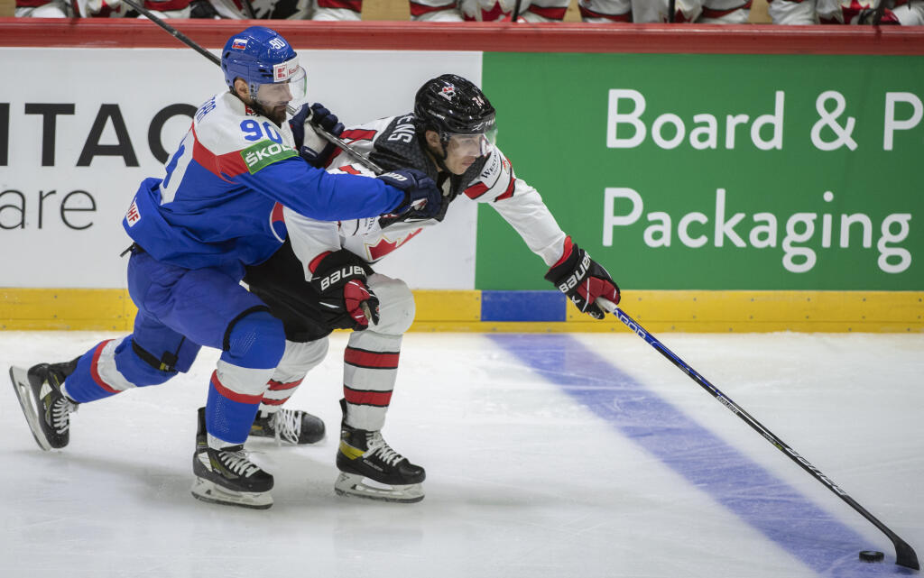 Na snímke vľavo kapitán Tomáš Tatar (Slovensko) a Dylan Cozens (Kanada) v zápase základnej A - skupiny Slovensko - Kanada na 85. majstrovstvách sveta v ľadovom hokeji v Helsinkách v pondelok 16. mája 2022.