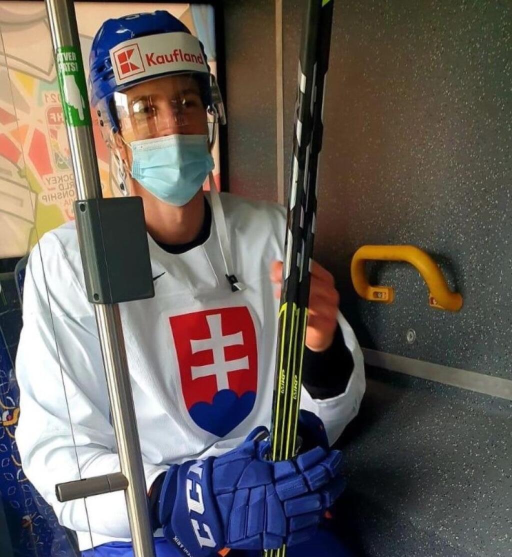 Takto netradične autobusom sa slovenskí hokejisti presúvajú v dejisku tohtoročných MS na tréningy.