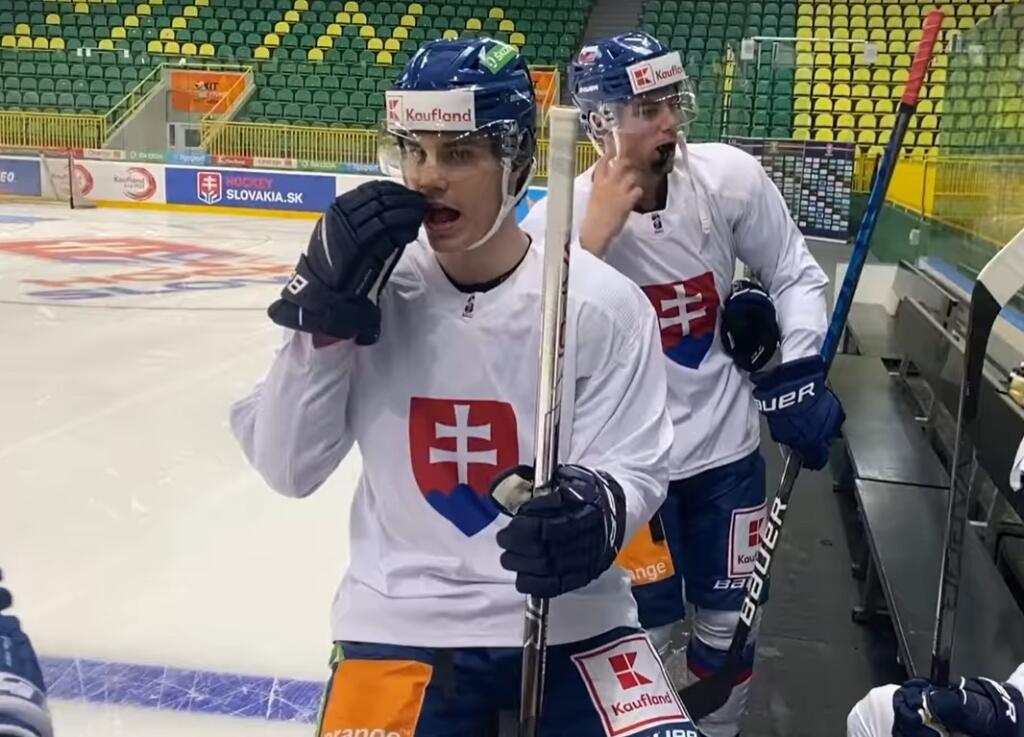 Juraj Slafkovský v drese slovenskej hokejovej reprezentácie.