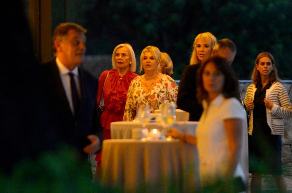 Corinna Schumacherová v bielych kvietkovaných šatách bola na párty neprehliadnuteľná.
