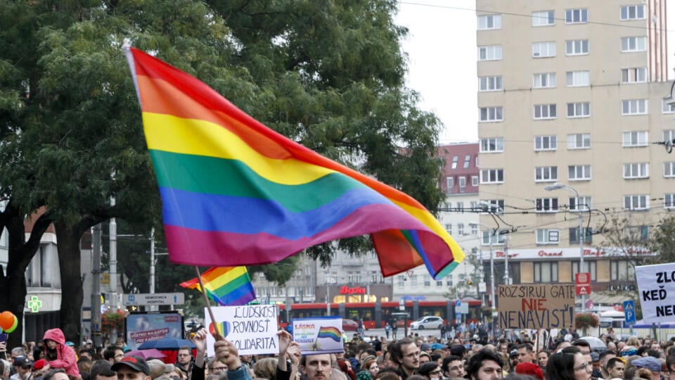 Snímka z pochodu za odsúdenie nenávisti voči LGBTI komunite v Bratislave 14. októbra 2022. Sprievod zo Zámockej ulice na Námestie SNP za obete tragédie zorganizovali Iniciatíva Inakosť a Dúhový Pride Bratislava. FOTO TASR - Dano Veselský