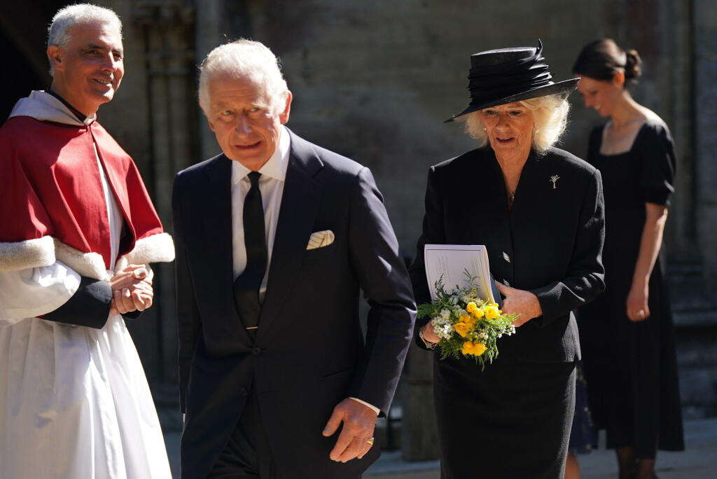 Britský kráľ Karol III. (uprostred) a Camilla, kráľovná manželka (druhá sprava) odchádzajú z katedrály Llandaff po bohoslužbe a modlitbe pre zosnulú britskú kráľovnú Alžbetu II. v Cardiffe vo Walese 16. septembra 2022. Alžbetina rakva je od stredy na štyri dni vystavená so štátnymi poctami vo Westminster Hall, najstaršej časti Westminsterského paláca. Pohreb sa uskutoční 19. septembra.