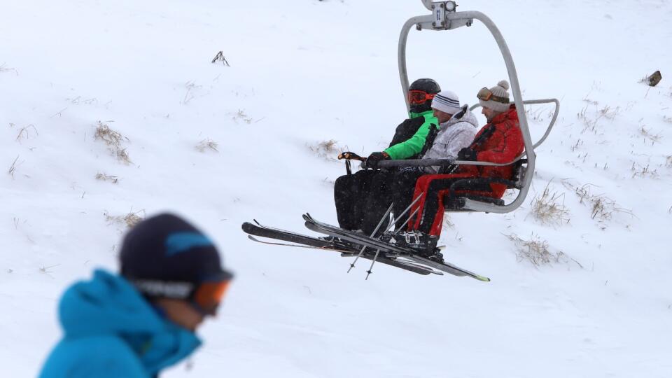 Na snímke lyžiari počas lyžovačky v lyžiarskom stredisku Ski Krahule neďaleko Kremnice v sobotu 3. februára 2024.