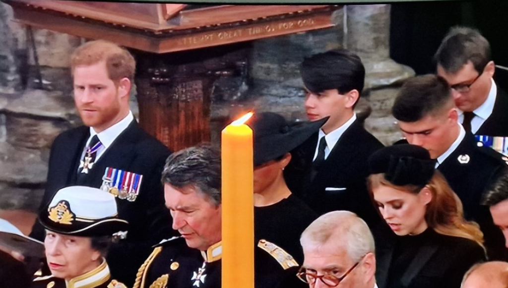 Meghan s Harrym na pohrebe strčili do kúta.