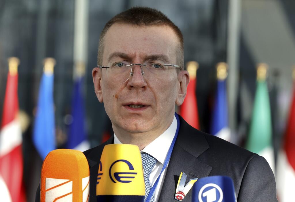 EBE 19 Brusel - Na snímke lotyšský  minister zahraničných vecí Edgars Rinkevičs prichádza na mimoriadne zasadnutie Severoatlantickej rady (NAC) na úrovni ministrov zahraničných vecí v sídle NATO v Bruseli 4. marca 2022. FOTO TASR/AP

Latvia's Foreign Minister Edgars Rinkevics speaks with the media as he arrives for an extraordinary NATO foreign ministers meeting at NATO headquarters in Brussels, Friday, March 4, 2022. U.S. Secretary of State Antony Blinken meets Friday with his counterparts from