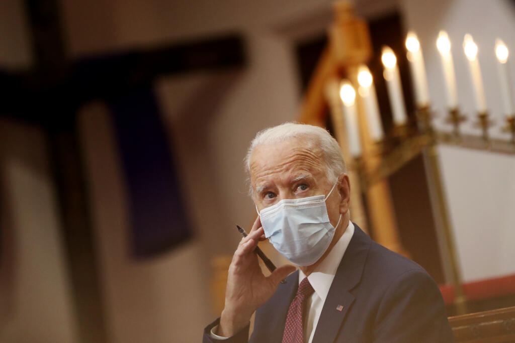 WA 10 Wilmington - Bývalý americký viceprezident a pravdepodobný kandidát americkej Demokratickej strany na prezidenta USA Joe Biden počas stretnutia s predstaviteľmi afroamerickej komunity v meste Willmington v štáte Delaware na severovýchode USA v pondelok 1. júna 2020. FOTO TASR/AP 

Democratic presidential candidate, former Vice President Joe Biden listens as clergy members and community activists speak during a visit to Bethel AME Church in Wilmington, Del., Monday, June 1, 2020. (AP Photo/