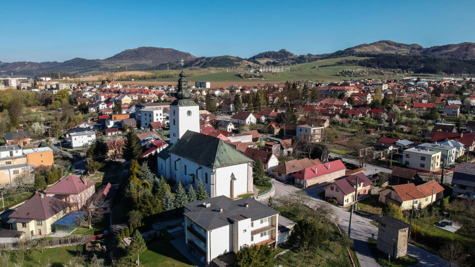 Kostol Najsvätejšej Trojice postavili v roku 1233, zrekonštruovali ho v 17. storočí, 25. januára 1688 tu krstili Juraja Jánošíka.