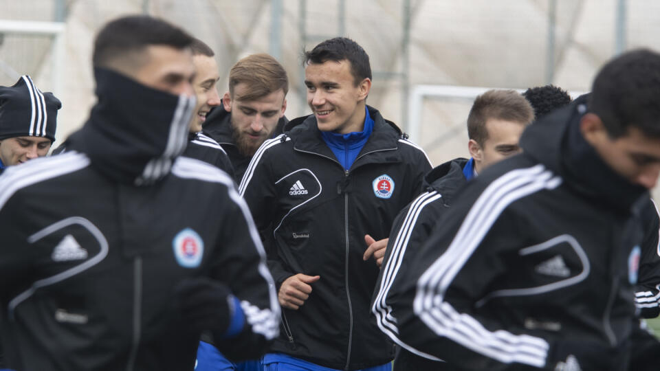 Na snímke futbalista ŠK Slovan Bratislava Dávid Strelec (uprostred) počas tréningu v rámci zimnej prípravy v Bratislave, 10. januára 2020. FOTO TASR – Pavel Neubauer