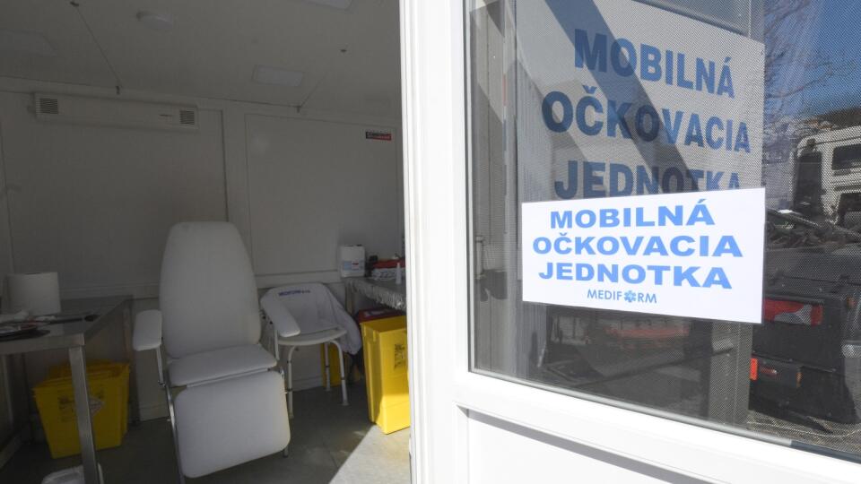 Banskobystrický samosprávny kraj (BBSK) odštartoval v obci Banská Belá pilotný projekt mobilného očkovania v Banskoštiavnickom okrese. Počas jedného dňa zaočkujú vyše 70 obyvateľov obce, v ktorej žije približne 300 ľudí starších ako 60 rokov. Na snímke mobilná očkovacia jednotka Banskej Belej 28. apríla. EASYFOTO TASR – Lukáš Mužla