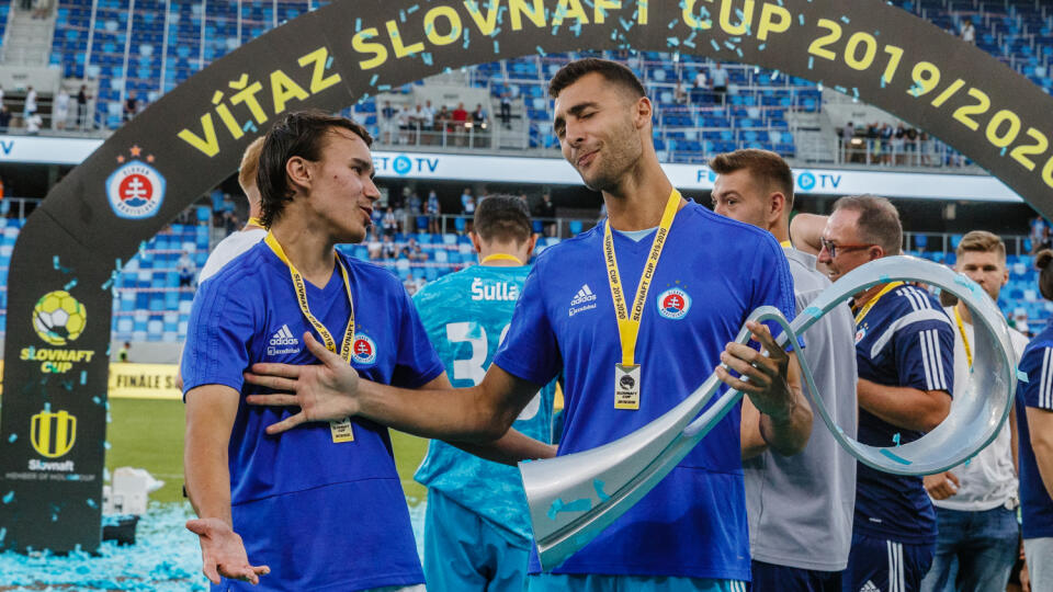 Na snímke Dávid Strelec a Dominik Greif s trofejou pre víťaza po skončení finálového zápasu Slovnaft Cupu 2019/20 medzi ŠK Slovan Bratislava a MFK Ružomberok.