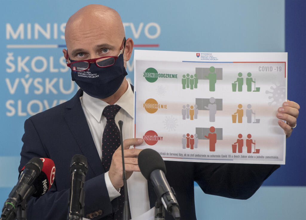 Na snímke minister školstva, vedy, výskumu a športu SR Branislav Gröhling počas tlačovej konferencie o preventívnych opatreniach počas otvorenia nového školského roka 18. august 2020 v Bratislave. FOTO TASR - Martin Baumann