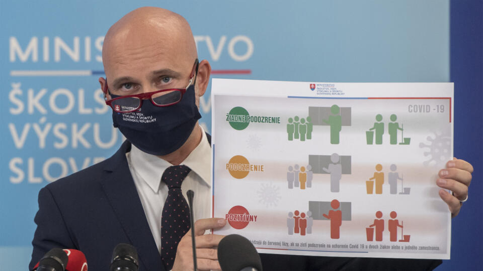 Na snímke minister školstva, vedy, výskumu a športu SR Branislav Gröhling počas tlačovej konferencie o preventívnych opatreniach počas otvorenia nového školského roka 18. august 2020 v Bratislave. FOTO TASR - Martin Baumann
