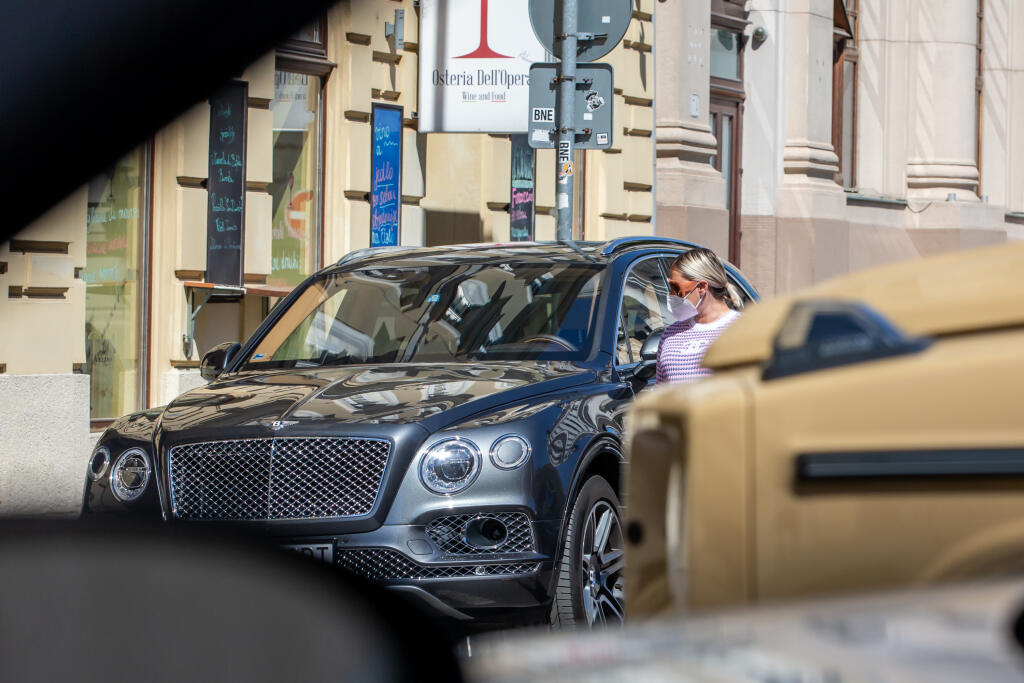 V posledných rokoch sa Cibulková preháňa ulicami na tmavom Bentley, ktoré jej uľahčovalo život počas tehotenstva, ale aj po pôrode.