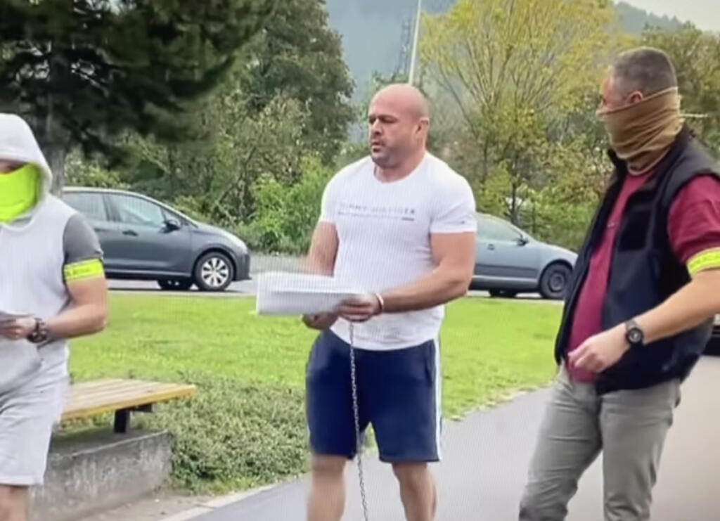 Elitní policajti z Národnej kriminálnej agentúry takto predvádzali bývalého džudistu Tibora Gubáňa.