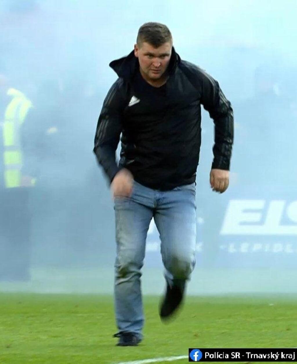 Toto sú chuligáni, ktorí sa bili na hracej ploche štadióna Spartaka Trnava a Polícia žiada o pomoc pri ich stotožnení.