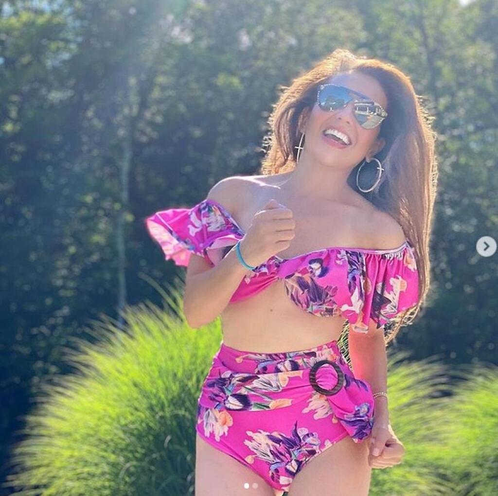Thalía má aj krátko pred 50-kou bezchybnú postavičku. V plavkách by stále bez problémov porazila aj o polovicu mladšie konkurentky.