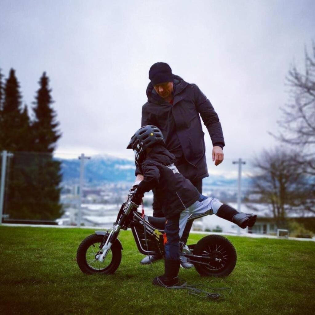 Majster sveta F1 sa na pozemku môže so synom vyblázniť aj na malých motorkách.