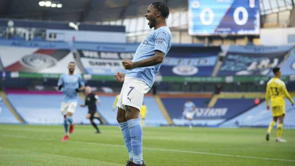 KK68 Manchester - Futbalista Raheem Sterling z Manchestru City sa teší z gólu so spoluhráčmi počas zápasu 11. kola anglickej futbalovej Premier League Manchester City - FC Fulham 5. decembra 2020 v Manchestri. FOTO TASR/AP
Manchester City's Raheem Sterling celebrates after scoring the opening goal during an English Premier League soccer match between Manchester City and Fulham at the Etihad stadium in Manchester, England, Saturday, Dec. 5, 2020. (AP Photo/Dave Thompson)