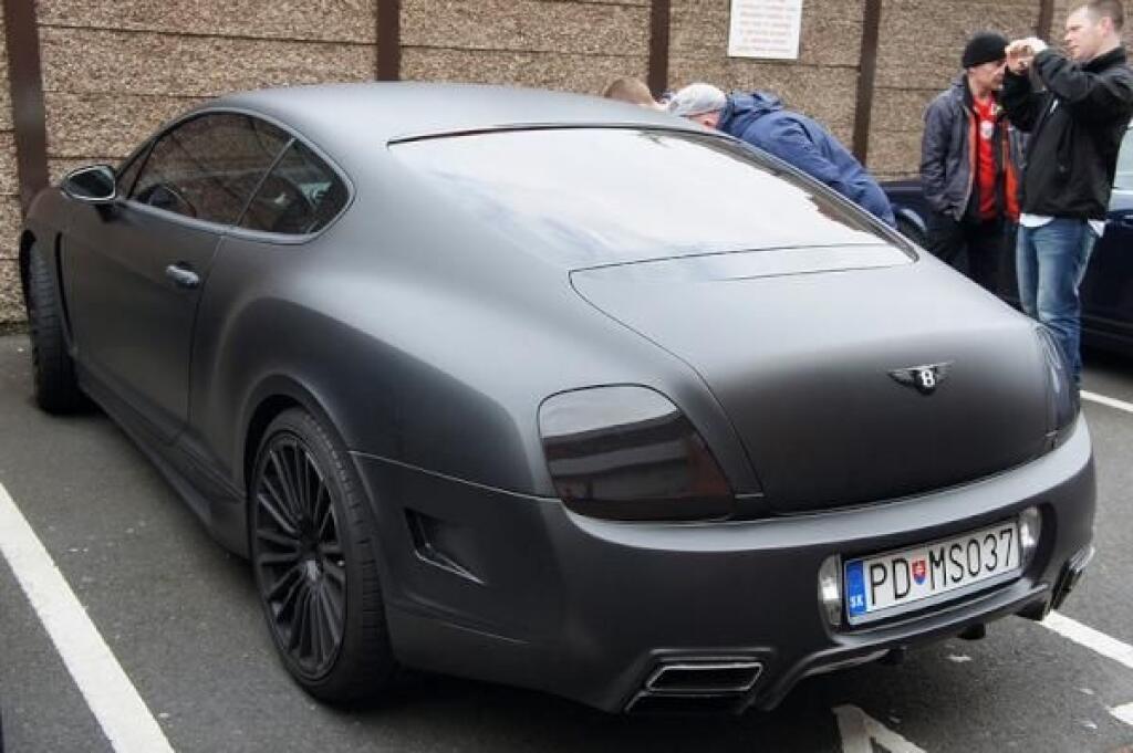 Medzi milovníkov rýchlych áut patrí určite aj kapitán slovenskej futbalovej reprezentácie Martin Škrtel. Počas pôsobenie v anglickom Liverpoole sa vozil na čiernom Bentley Continental. Na britských cestách si ho užíval so špeciálnou ŠPZ-kou a ľavostranným riadením. Jeho cena bola mierne nad 150-tisíc eur.