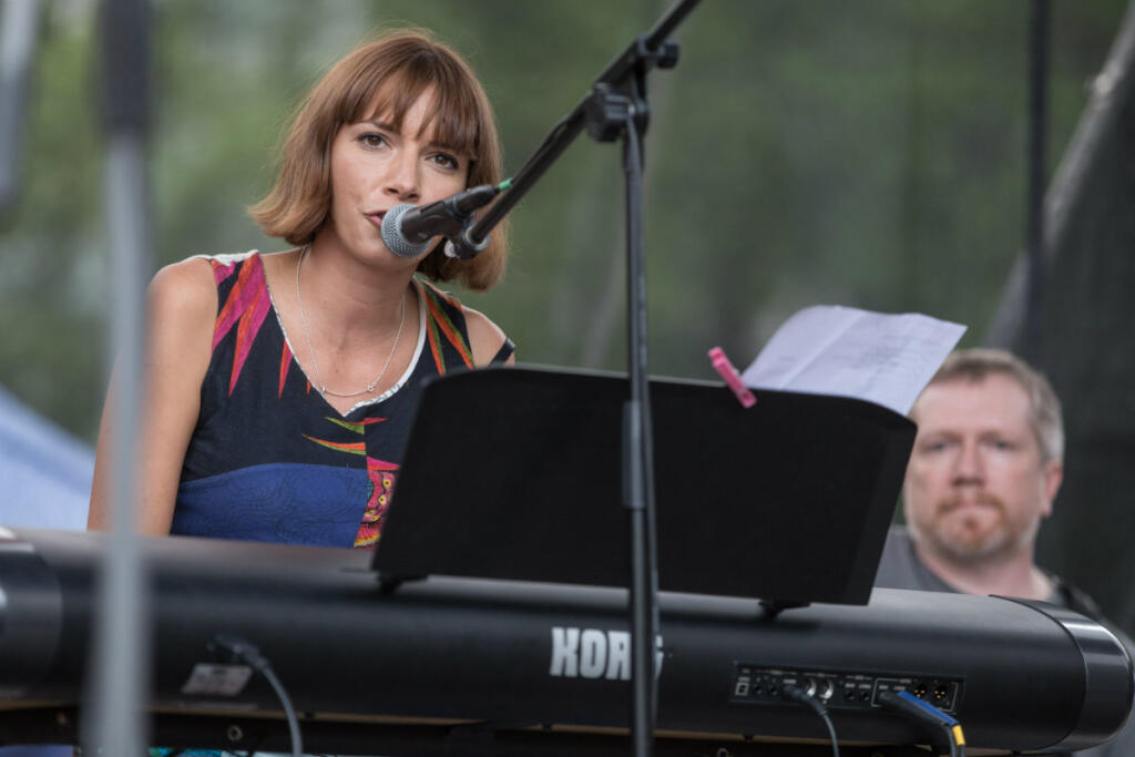 Hudobníčka Dorota Nvotová na Námestí SNP počas pochodu s názvom Predvečer svadby Jána a Martiny