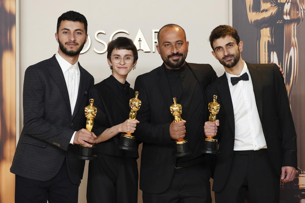 KK6 Los Angeles - Zľava Basel Adra, Rachel Szorová, Hamdan Ballal a Juval Abraham pózujú s cenou v kategórii najlepší dokumentárny film za snímku Žiadna iná krajina (No Other Land) na 97. ročníku odovzdávania Oscarov 3. marca 2025 v Los Angeles. FOTO TASR/AP
Basel Adra, from left, Rachel Szor, Hamdan Ballal, and Yuval Abraham, winners of the award for best documentary feature film for 