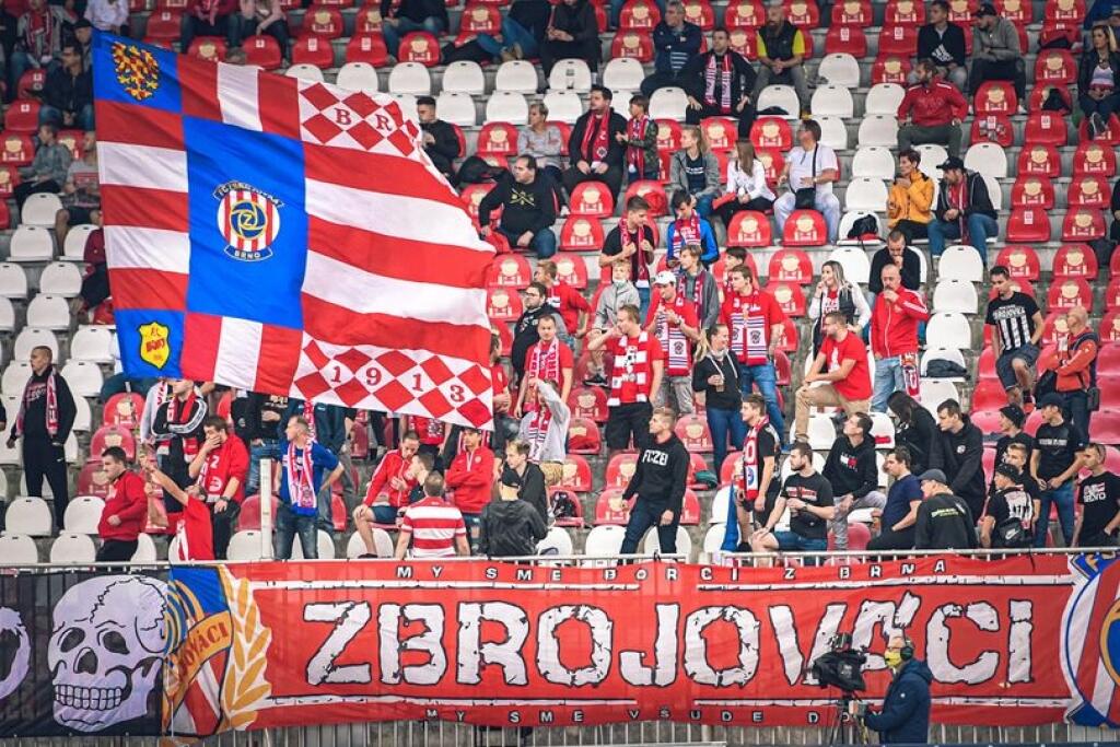 Chuligáni Brna pomáhajú na Južnej Morave odstraňvovať škody tornáda a opravujú domy.