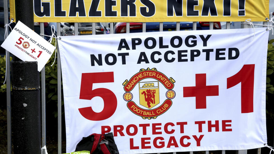 KK78 Manchester - Fanúšikovia Manchestru United pripevnili transparenty počas protestu proti americkým majiteľom klubu - rodine Glazerovcov pred nedeľným šlágrom 34. kola anglickej futbalovej Premier League proti FC Liverpool na štadióne Old Trafford v Manchestri 2. mája 2021. Začiatok nedeľného šlágra 34. kola anglickej futbalovej Premier League medzi Manchestrom United a FC Liverpool (17.00 SELČ) sa oneskoril. Spôsobili to fanúšikovia domáceho klubu, ktorí približne dve hodiny pred zápasom vtr