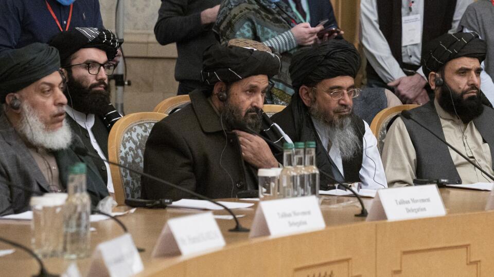 JB 20 Moskva - Vodca a spoluzakladateľ militantného hnutia Taliban mulla Abdul Gháni Baradar (uprostred) spolu s ďalšími členmi počas mierovej konferencie o Afganistane v Moskve 18. marca 2021. Rusko hostí mierovú konferenciu o Afganistane, kde budú pokračovať mierové rozhovory medzi afganskou vládou a hnutím Taliban. FOTO TASR/AP
Taliban co-founder Mullah Abdul Ghani Baradar, center, with other members of the Taliban delegation attend an international peace conference in Moscow, Russia, Thursd