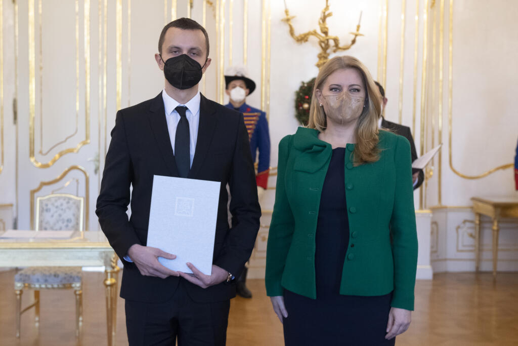 Na snímke vpravo prezidentka SR Zuzana Čaputová a vľavo sudca Štefan Mikuš počas vymenovania sudcov do všeobecných súdov bez časového obmedzenia 7. decembra 2021 v Bratislave. FOTO TASR - Pavel Neubauer