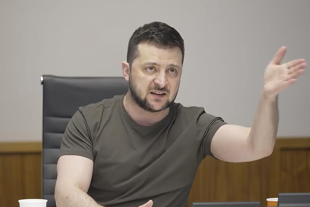 Na videosnímke ukrajinský prezident Volodymyr Zelenskyj počas rozhovoru 27. marca 2022 v Kyjeve.