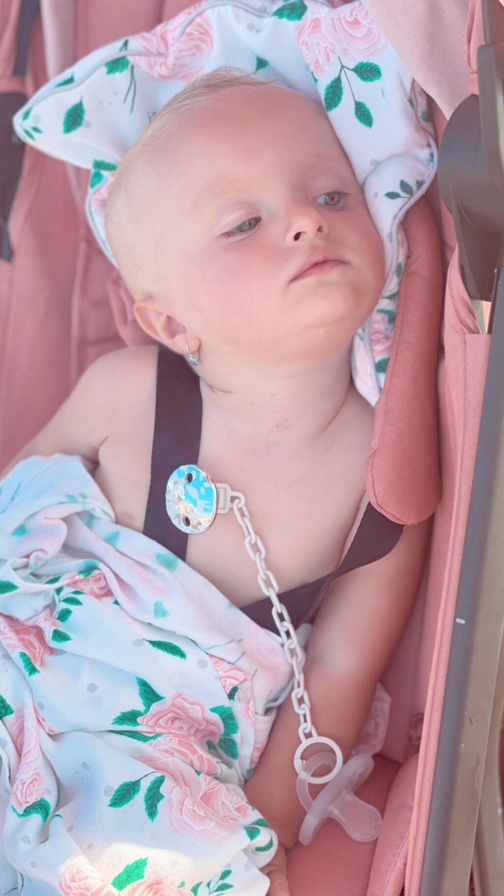 Malá Linda si dovolenku užíva. Má sa kto o ňu starať.