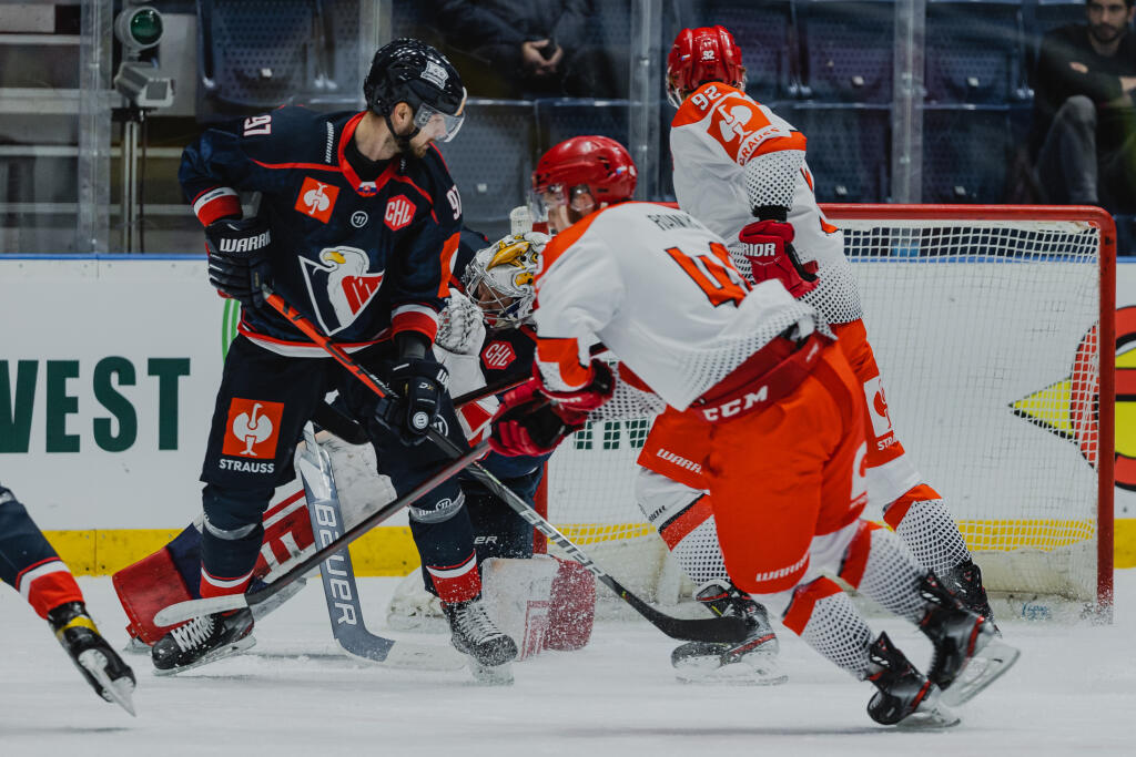 Na snímke Samuel Hlavaj (Slovan) počas zápasu F skupiny Champions hockey league medzi HC Slovan Bratislava a Oceláři Třinec.