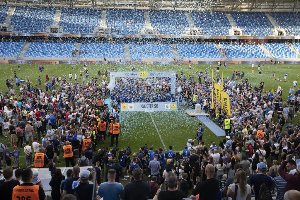 Na snímke futbalisti Slovana Bratislava , ktorý oslavujú zisk 4. titulu Fortuna ligy za sebou.
